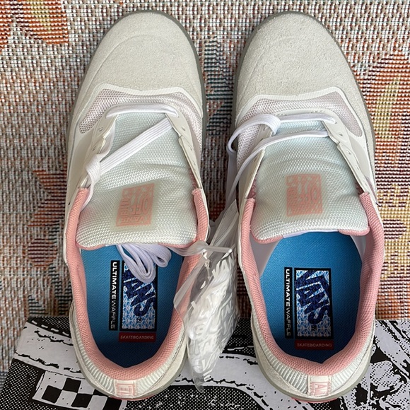 Vans WMNS Ave
White/Powder Pink
VN0A5JIB890
Sneakers - Picture 15 of 16